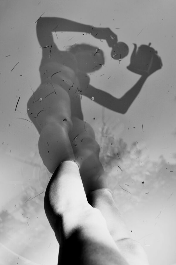 PHOTO AQUARIUS, A WOMAN POURING WATER FROM A JUG NIKON D90 CAMERA, FOCAL 35mm, F 4,5 $ 500, ALICE POSLUSZNA